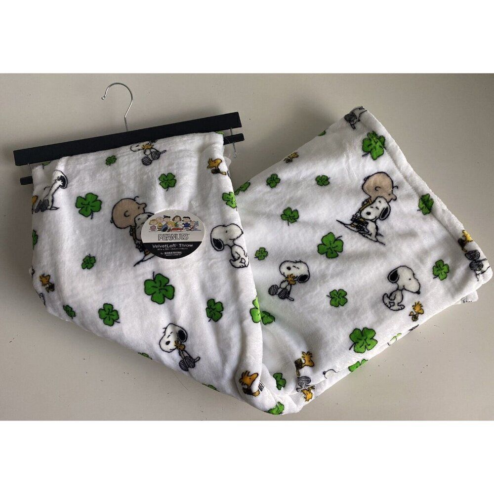 Peanuts Snoopy Charlie Brown St Patricks Day Shamrock Plush Throw Blanket Soft‎